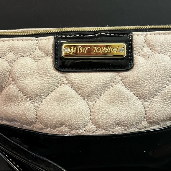 Betsey Johnson Wristlet Clutch Cosmetic Case Cream Quilted Heart Black Patent - Picture 3 of 8